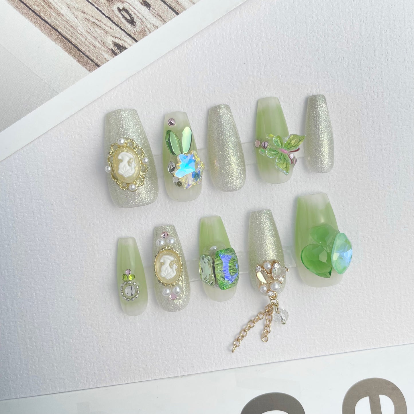 125 Luxury huge green diamond princess portrait chain pearl handmade 3D Press On Nails